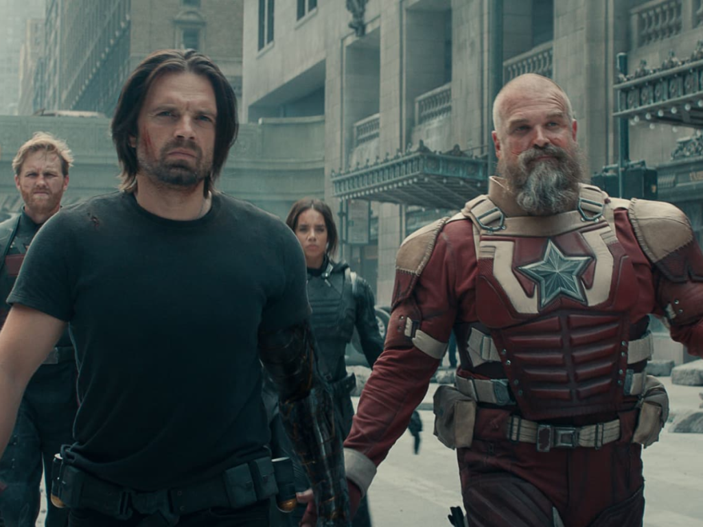 Cena do filme Thunderbolts, no centro da imagem, os atores David Harbour e Sebastian Stan.