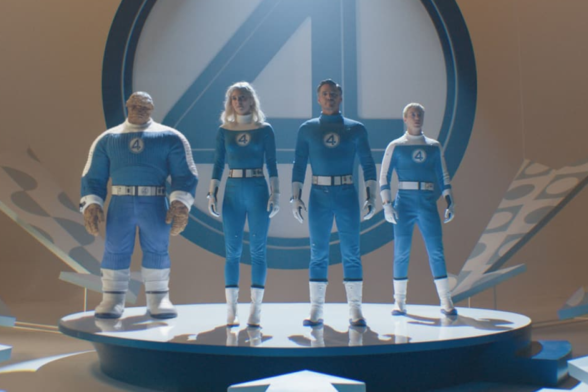 Personagens do filme "Quarteto Fantástico: Primeiros Passos" em frente uma janela com vista para uma cidade futurista.