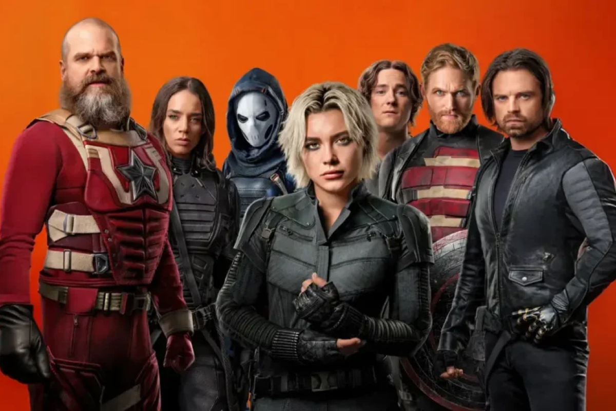 Personagens principais do filme Thunderbolts (2025) reunidos, incluindo Yelena Belova, Bucky Barnes, Guardião Vermelho, Agente Americano, Treinadora, Fantasma e Sentinela, com fundo laranja vibrante.
