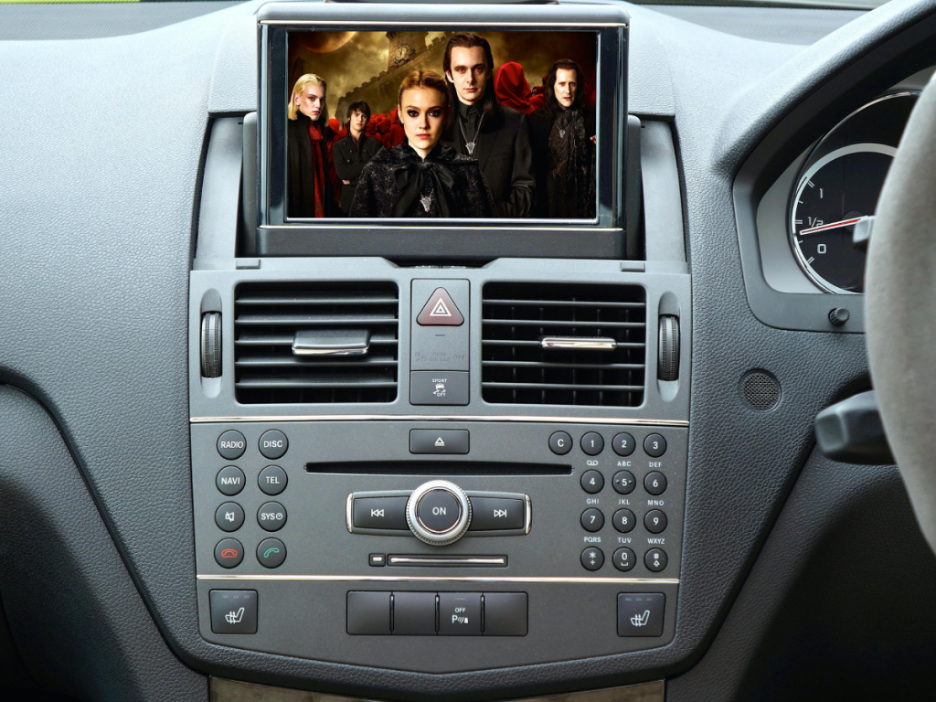 Painel de carro exibindo série na central multimídia, representando o uso de IPTV durante viagens com Android Auto.