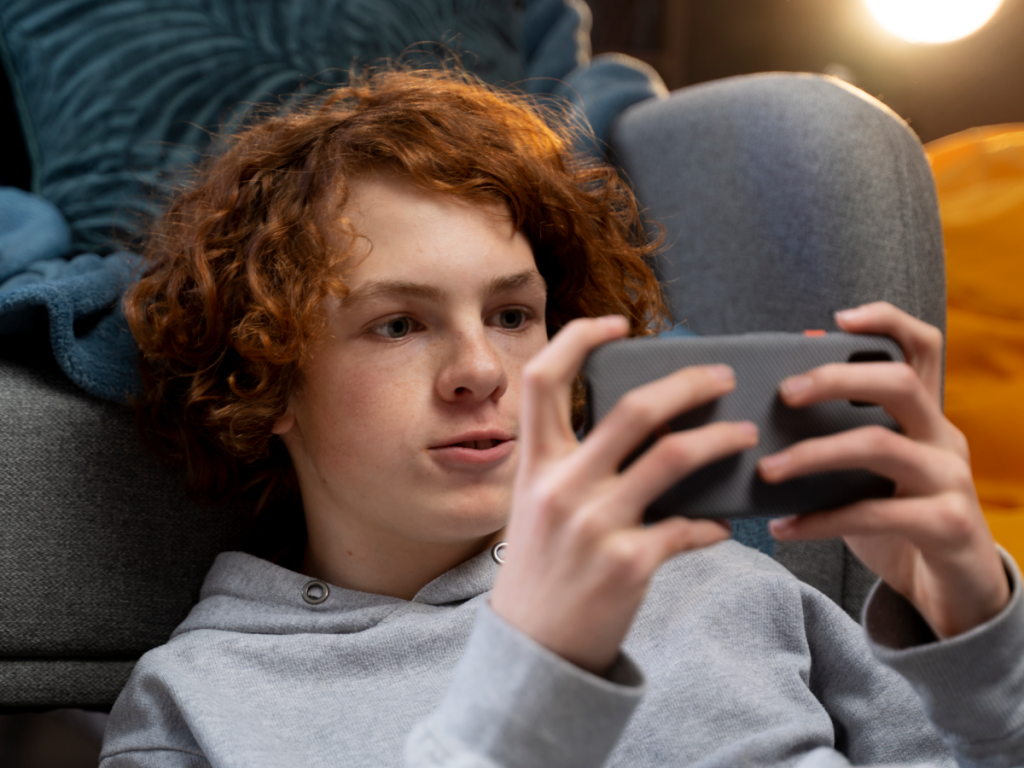 Adolescente assistindo esportes ao vivo no smartphone via IPTV, aproveitando mobilidade e qualidade de transmissão."