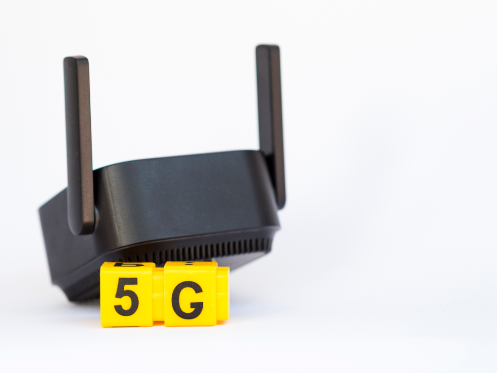 Roteador sem fio com cubos amarelos destacando o termo "5G", simbolizando conexão de alta velocidade ideal para evitar travamentos em pacotes IPTV.